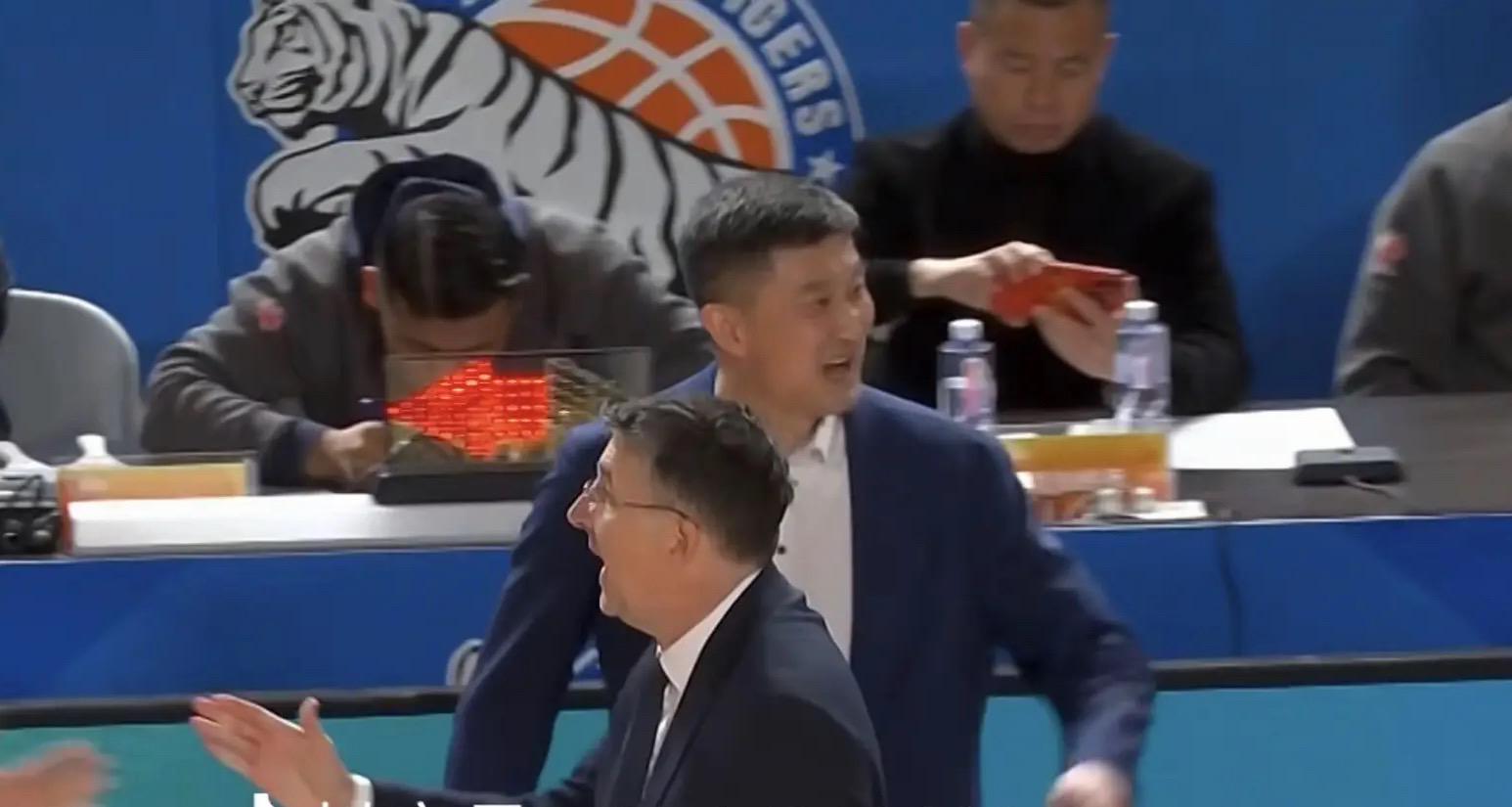 乐鱼官方入口-广东3消息！杜锋被批输球后还在笑，徐杰最新伤情，萨林杰被劝退