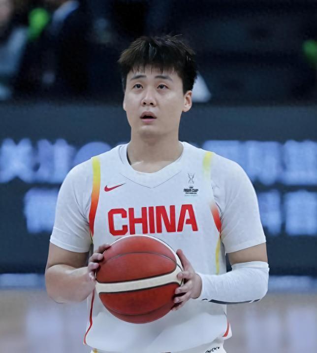乐鱼官方网站-手握3个CBA冠军，如今是男篮队长，弟弟小他22岁，5岁就走篮球路